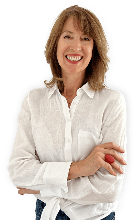 Portrait von Anke Brettnich, wie sie in die Kamera lacht